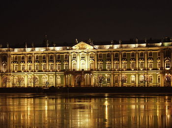 800px-Sankt-Petersburg_Eremitage_by_night.JPG
